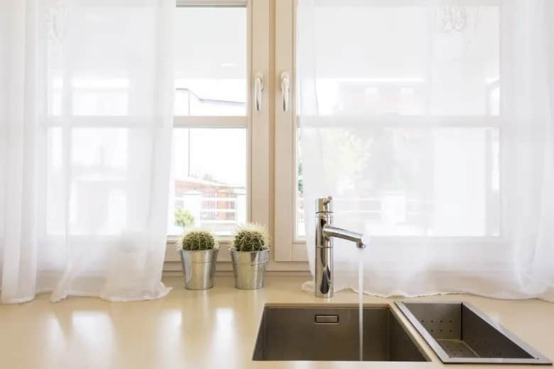 Jak upiąć firankę w kuchni - praktyczne porady, które ułatwią zadanie