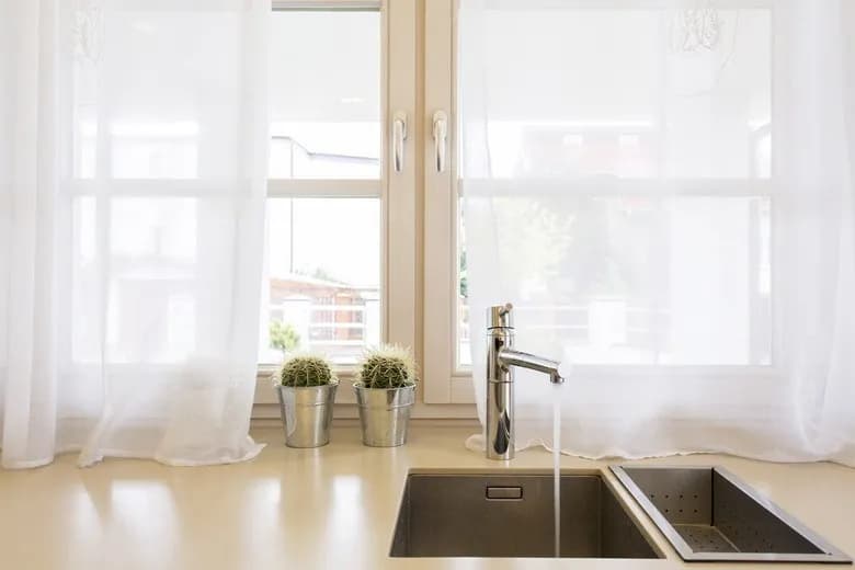 Jak upiąć firankę w kuchni - praktyczne porady, które ułatwią zadanie