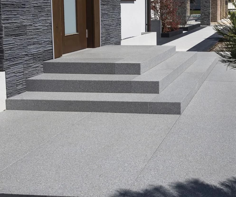 Z czego schody wejściowe? Poznaj najlepsze materiały i ich wady