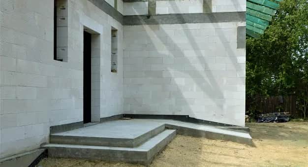 Jak izolacja na schody zewnętrzne zapobiega wilgoci i uszkodzeniom