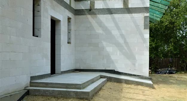 Jak izolacja na schody zewnętrzne zapobiega wilgoci i uszkodzeniom