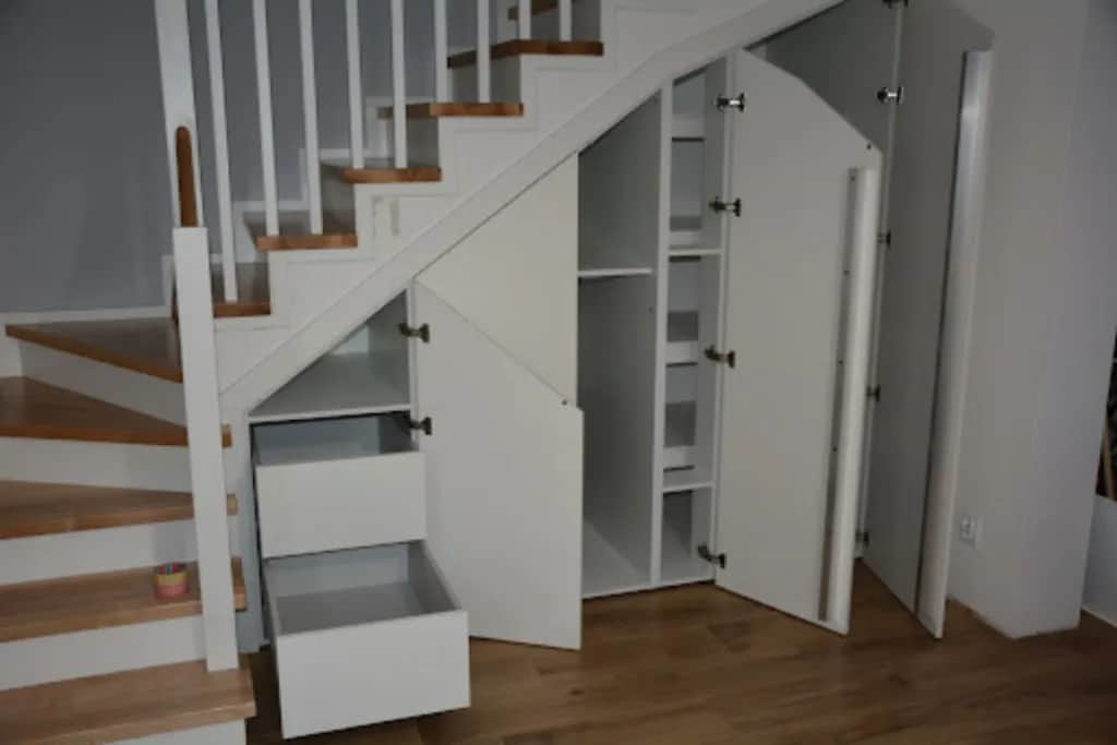 Jak zrobić szafki pod schodami – prosty sposób na wykorzystanie przestrzeni