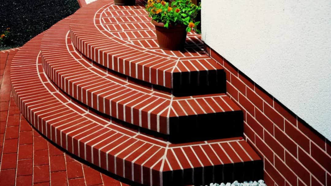 Klinkier czy gres na schody zewnętrzne – który materiał wybrać, by uniknąć błędów?