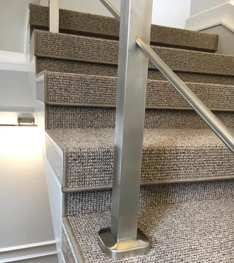 Jaką wykładzinę na schody wybrać, aby uniknąć poślizgnięć?