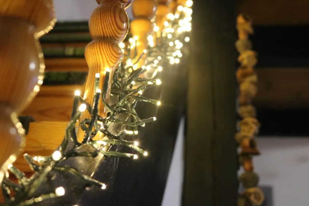 Jak pięknie udekorować schody na święta Bożego Narodzenia – proste pomysły i porady