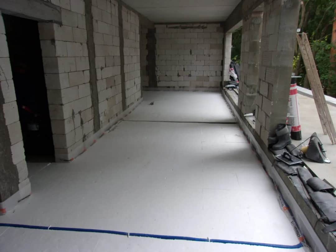 Ogrzewanie podłogowe przed czy po tynkach – uniknij kosztownych błędów