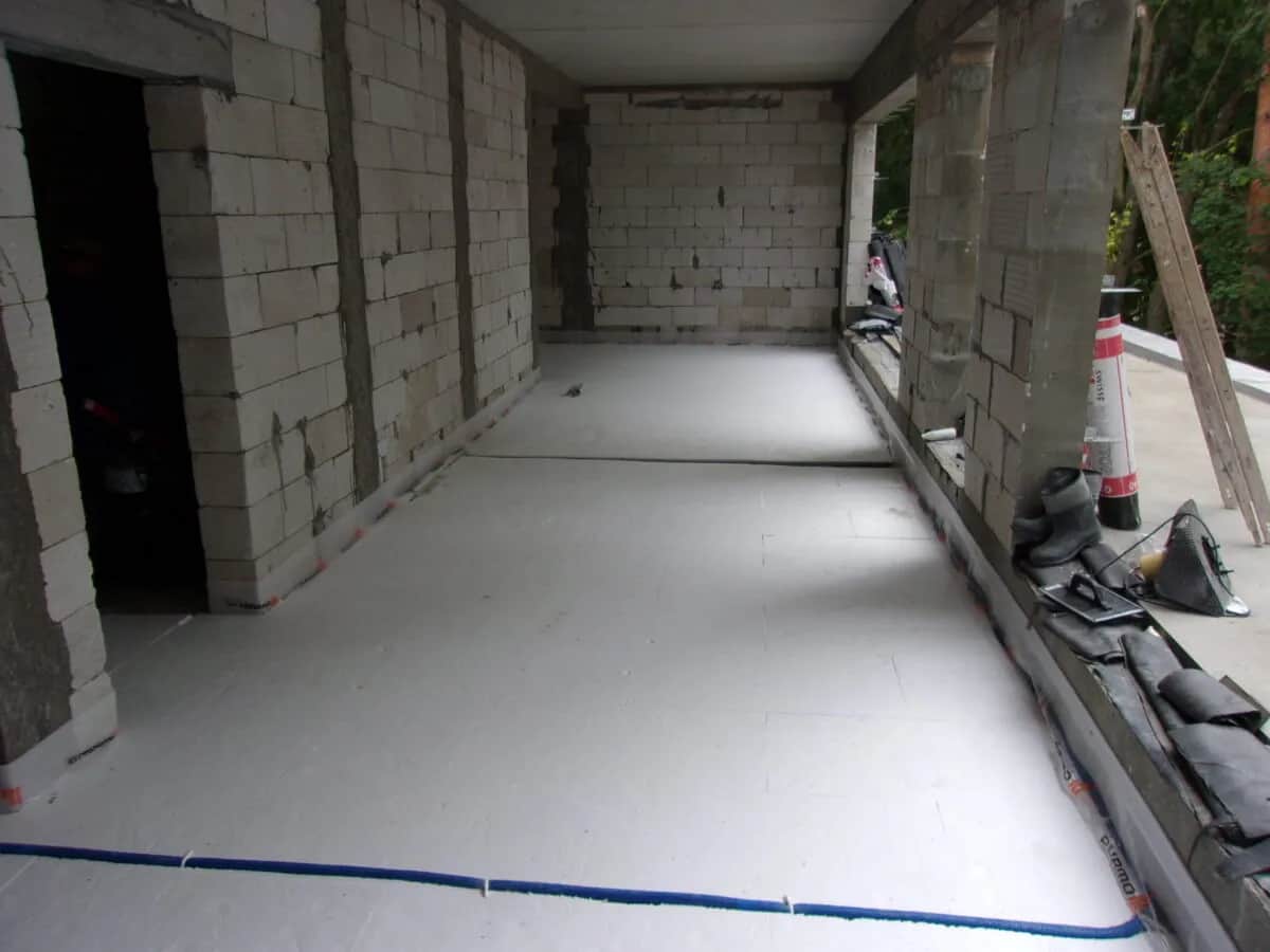 Ogrzewanie podłogowe przed czy po tynkach – uniknij kosztownych błędów