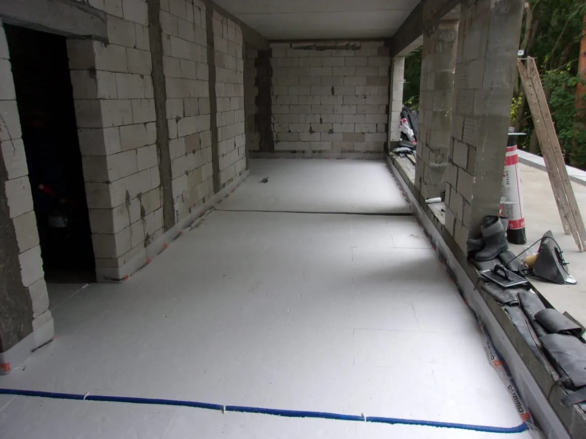 Ogrzewanie podłogowe przed czy po tynkach – uniknij kosztownych błędów