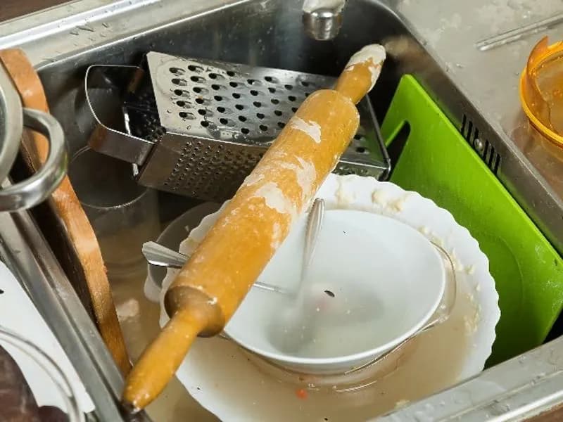 Jak szybko i skutecznie przetkać zlew w kuchni – sprawdzone metody i porady